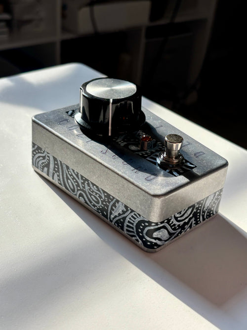 Fastback Paisley Black Limited 2/4